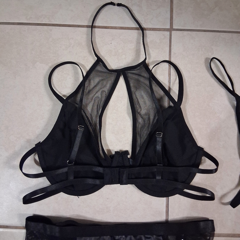 Lingerie - Picture 3 of 3